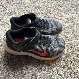 Girls Nike black with pink swoosh sign shoes